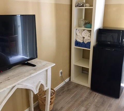 Palm Desert Condo furnished with large flatscreen, netflix  