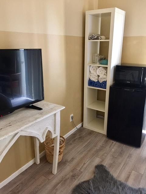 Palm Desert Condo furnished with large flatscreen, netflix  