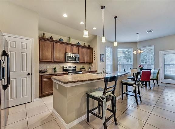 3rd image of 825 Grace Ln