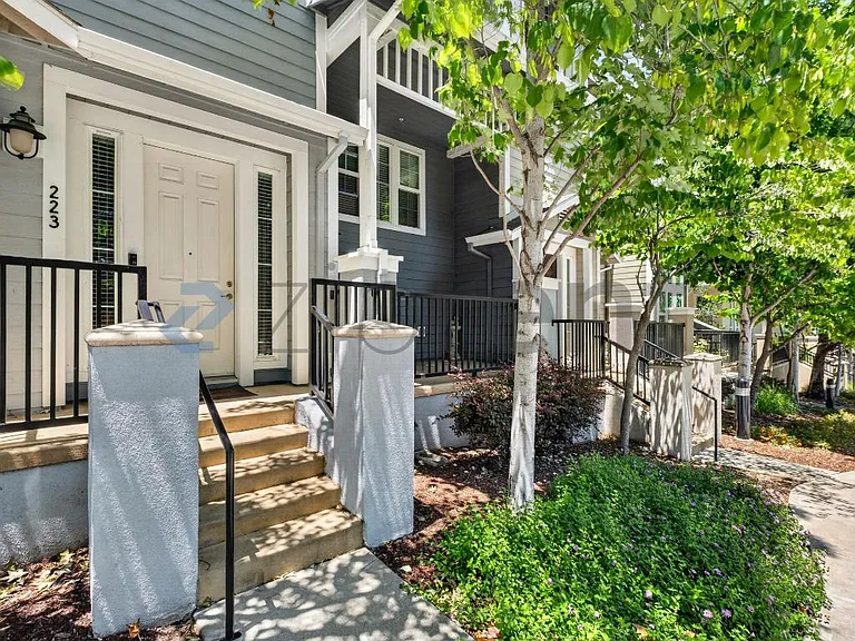 223 Birch Creek Dr — Photo 3
