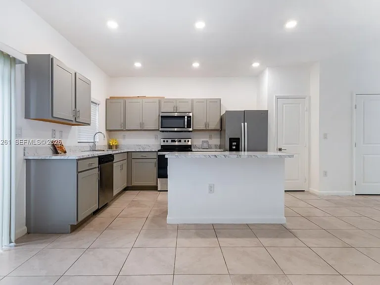 1170 SW 7th Ct #1170 — Photo 6