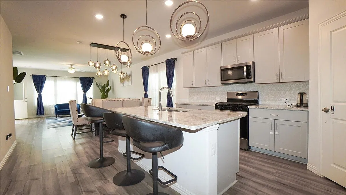 4 bed, 2.5 bath, 2647 sqft, $2,500 — Photo 4