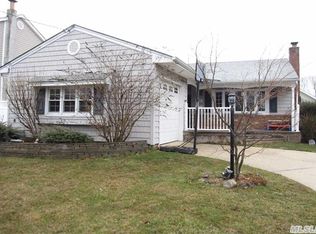 258 S 3rd St, Lindenhurst, NY 11757