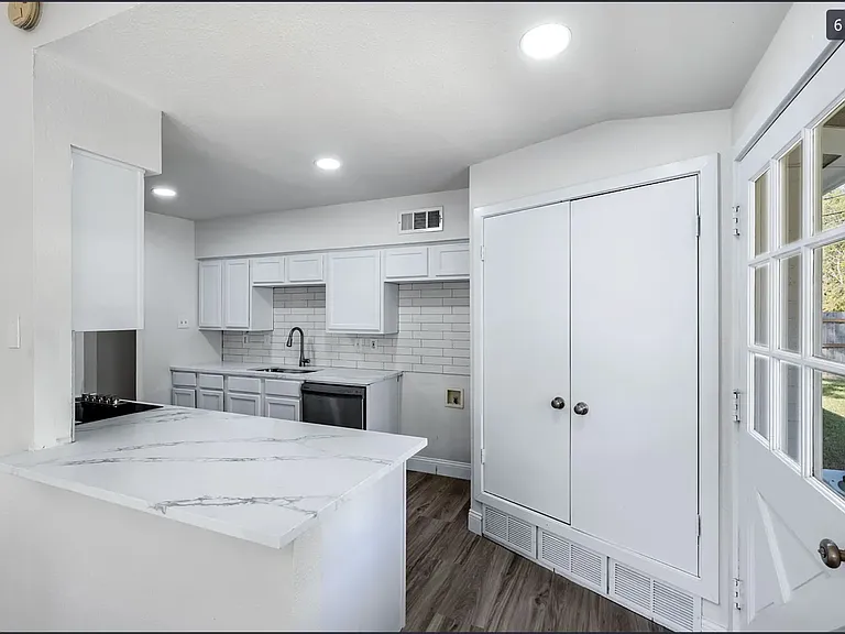 912 Warfield Way — Photo 2