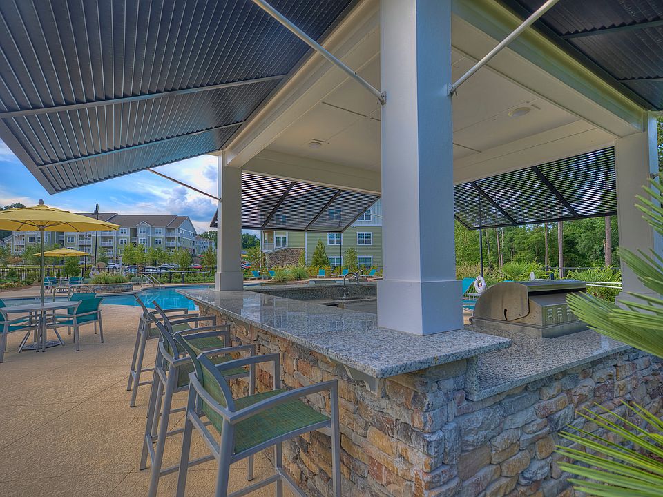 Poolside kitchen and bar