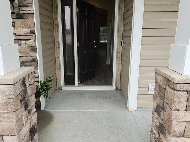 497 Hillsborough Dr — Photo 2