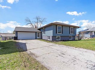 1633 Parkwood Ln NE, Cedar Rapids, IA 52402