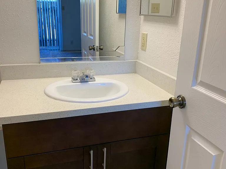 Emerald Cove Apartments — Photo 72