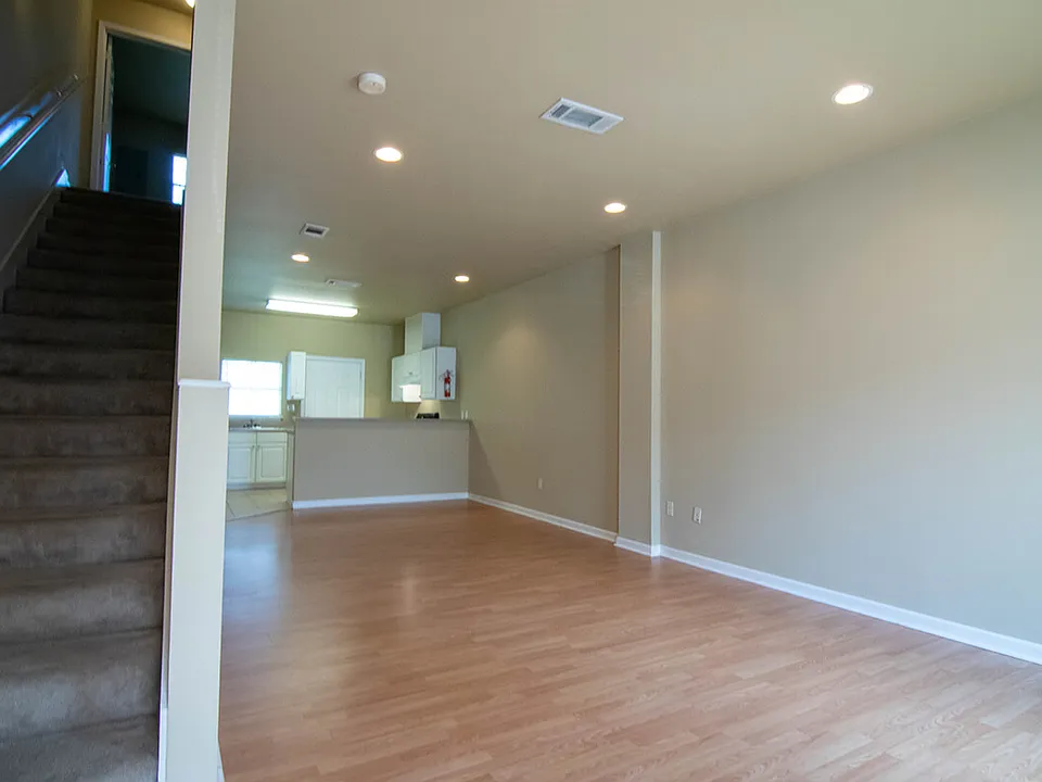 PELICAN-PLACE-TOWNHOMES-4439-BROWN-LIVING-KITCHEN_06272023