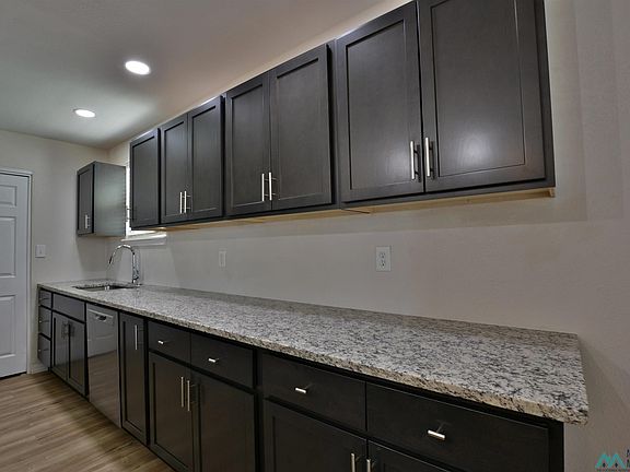4th image of 608 S Main Ave