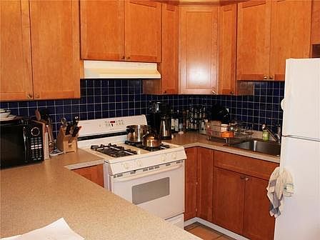 2nd image of 695 Sackett St