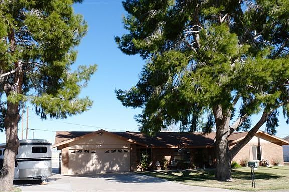 Beautiful Curb Appeal!