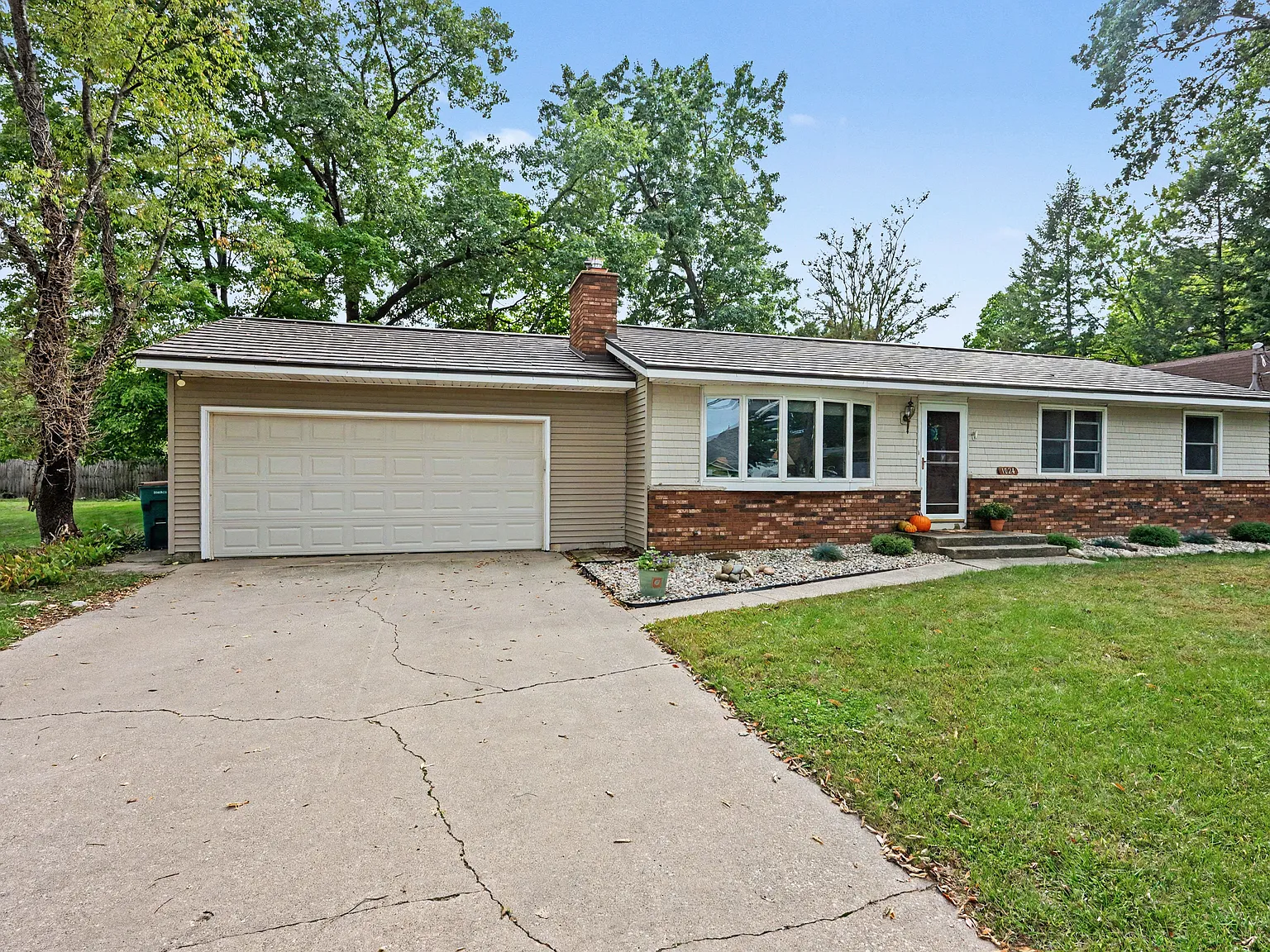 1024 Lakeview Dr — Photo 2