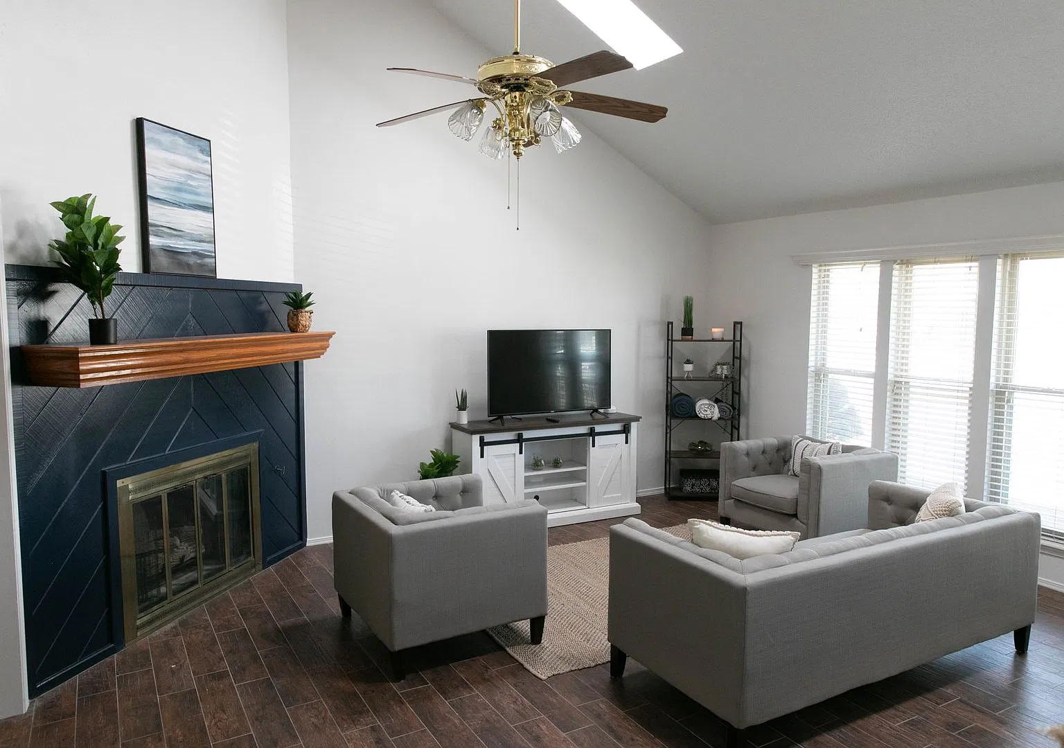 Charming 2-Bedroom, 2-Bathroom Townhouse in Western Plateau — Photo 3