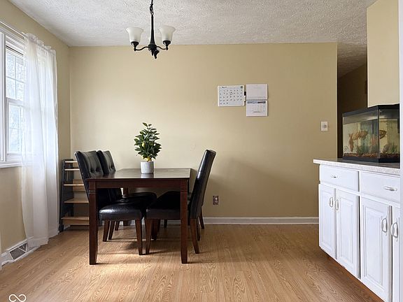 4th image of 4147 W Fairview Rd