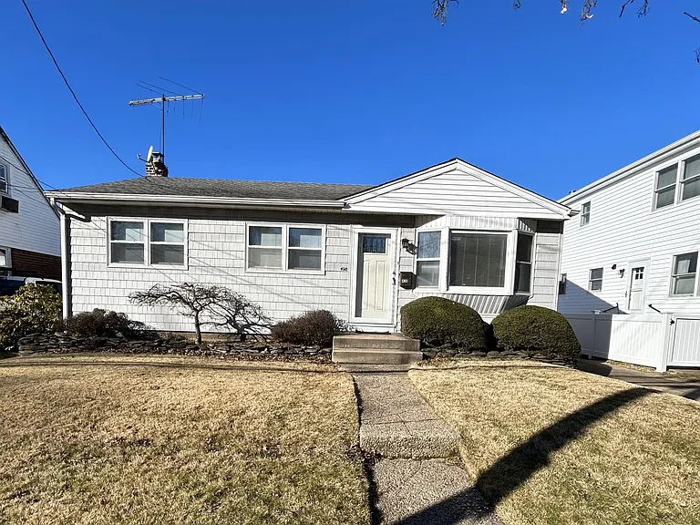 420 Old Country Rd — Photo 1