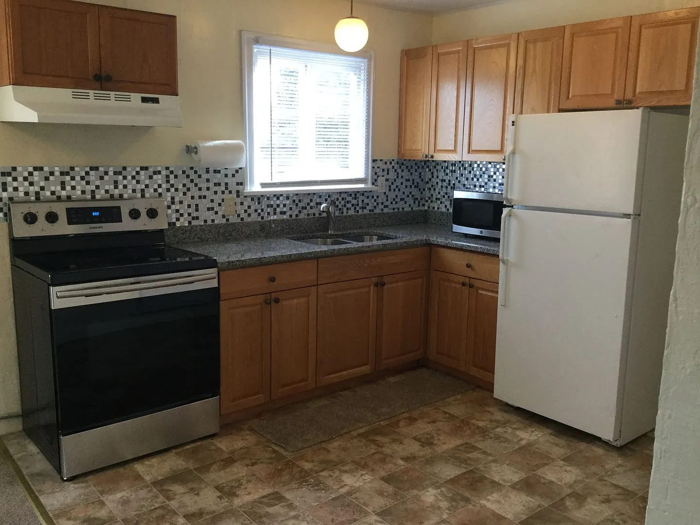Freshly Updated 3-Bedroom Everett Apartment with Private Deck & Utilities Included — Photo 4