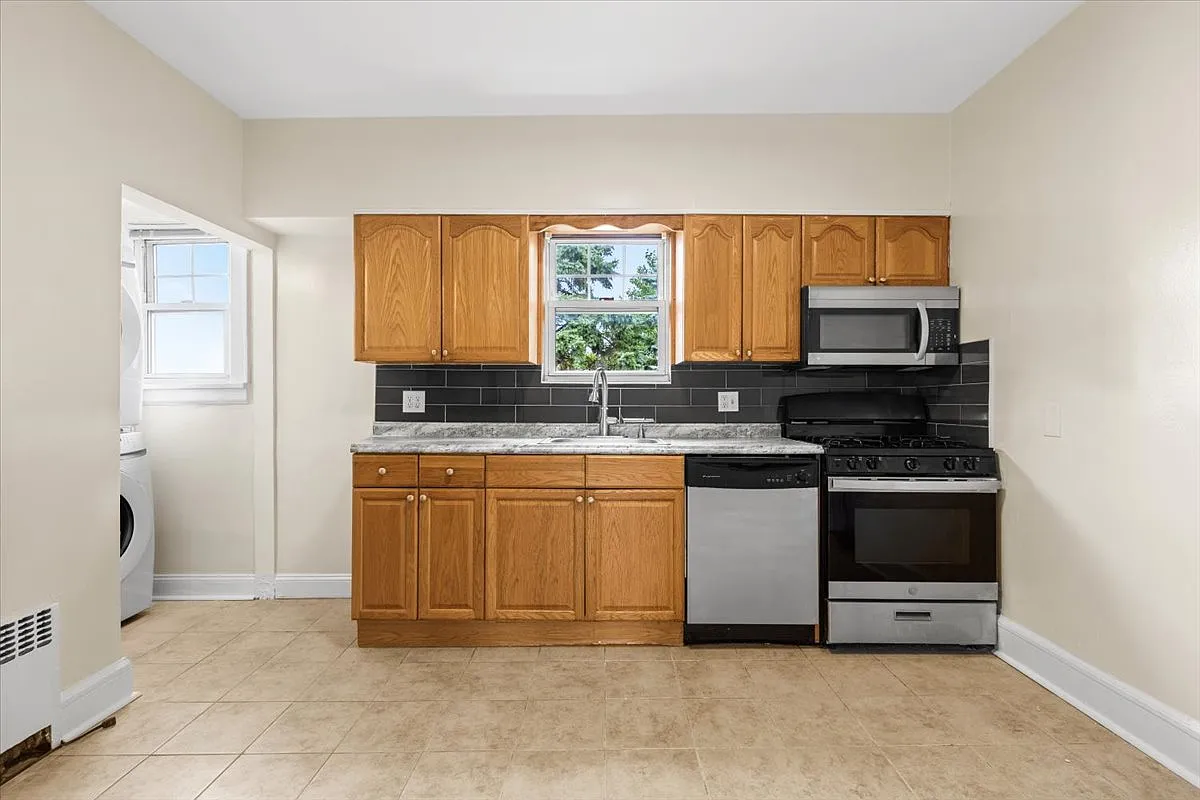 3 bed, 1328 sqft, $4,800 — Photo 2