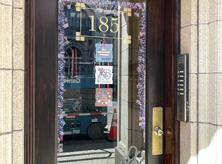 185 S Oak Park Ave #D, Oak Park, IL 60302