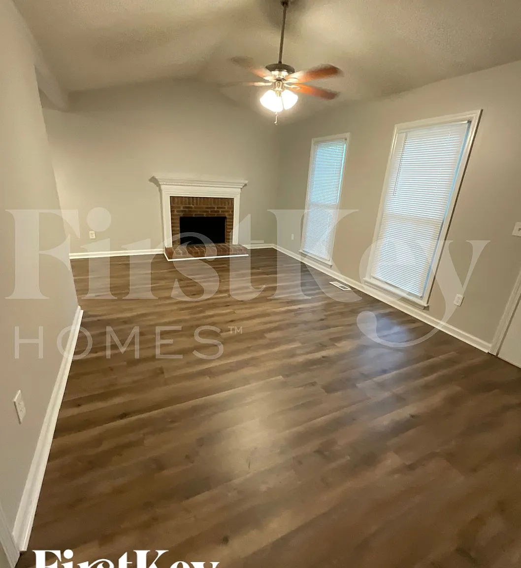3 bed, 2.0 bath, 1692 sqft, $2,355 — Photo 2