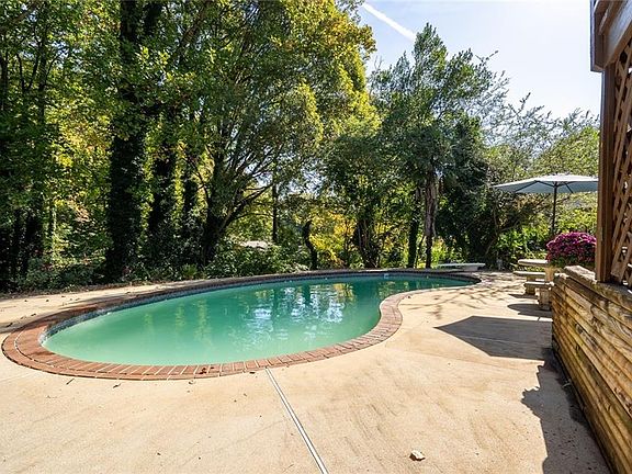 2nd image of 671 Favorwood Dr SW