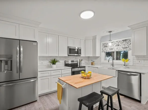 52 Arcadia Rd, Hope Valley, RI 02832