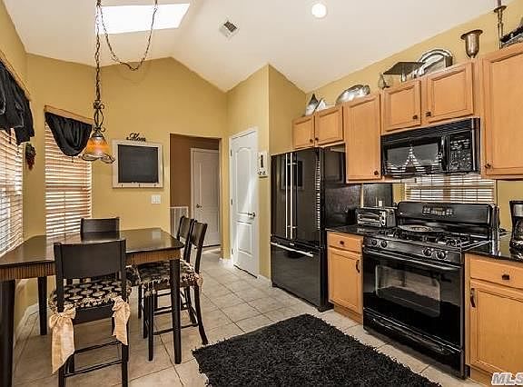 4th image of 72 Constantine Way