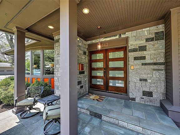 4th image of 642 Blackstone Blvd