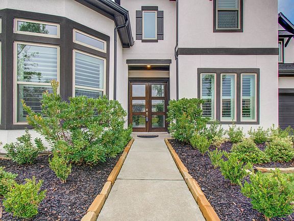 3rd image of 10015 Crescent Wood Dr