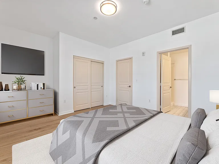13439 Burbank Blvd — Photo 12