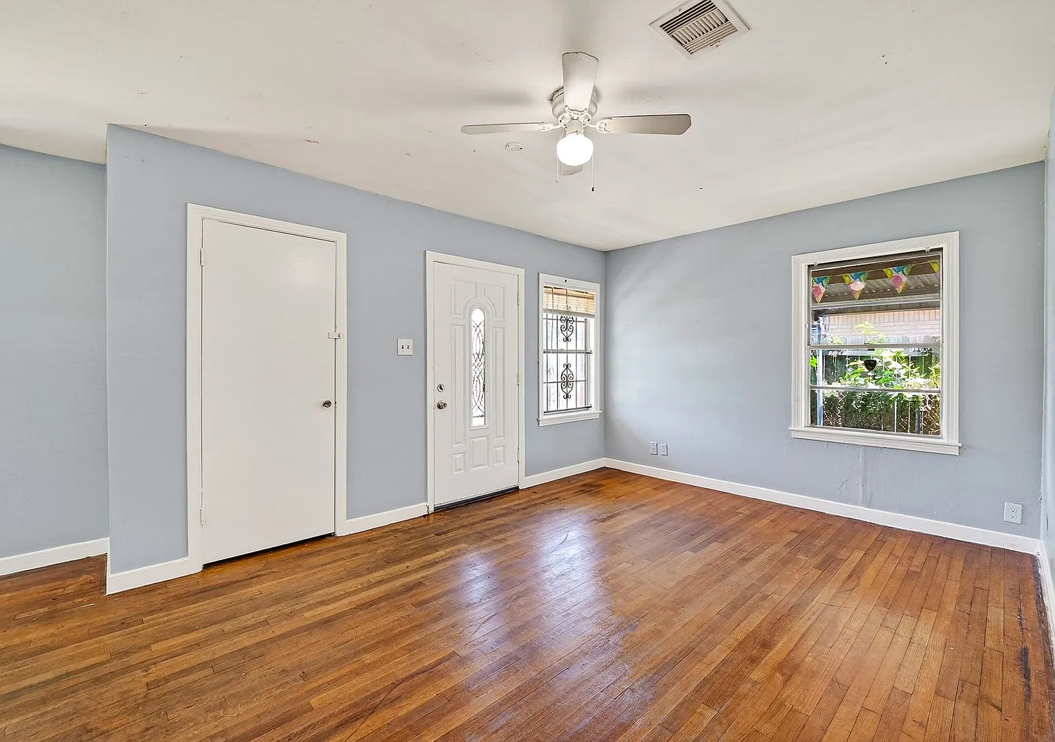 Spacious 4BR/2BA Home in Houston 77033 Convenient Location Near Downtown & Major Highways — Photo 4