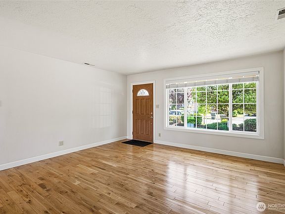 4th image of 2570 Taylor Avenue