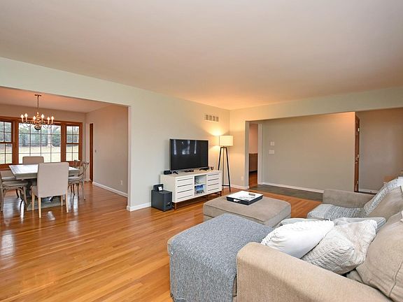 5th image of 1020 Cloverfield Ln