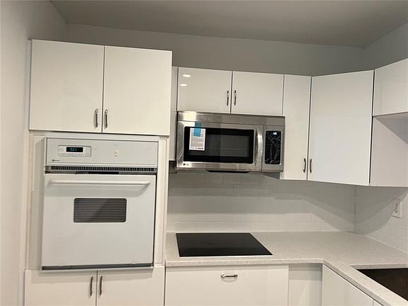 5th image of 19390 Collins Ave #31