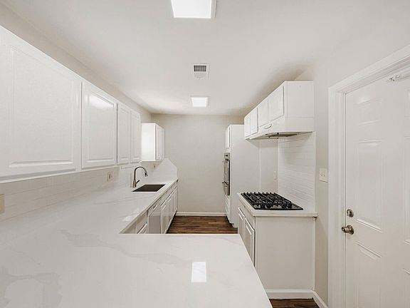 4th image of 110 Stratmore Dr
