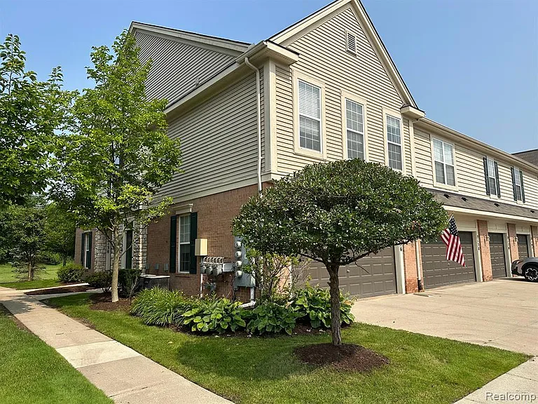 2156 Pinecroft Dr — Photo 1