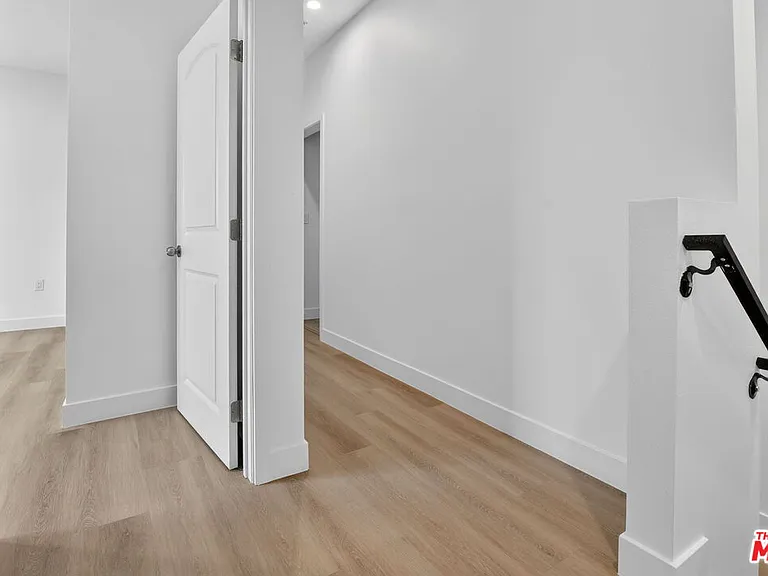 11444 Oxnard St #1/2 — Photo 33