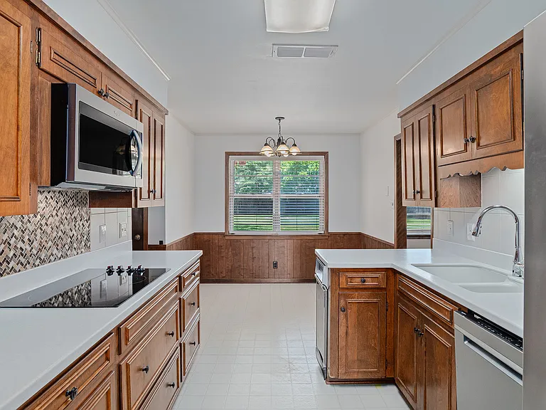 1554 Westbury Dr — Photo 4