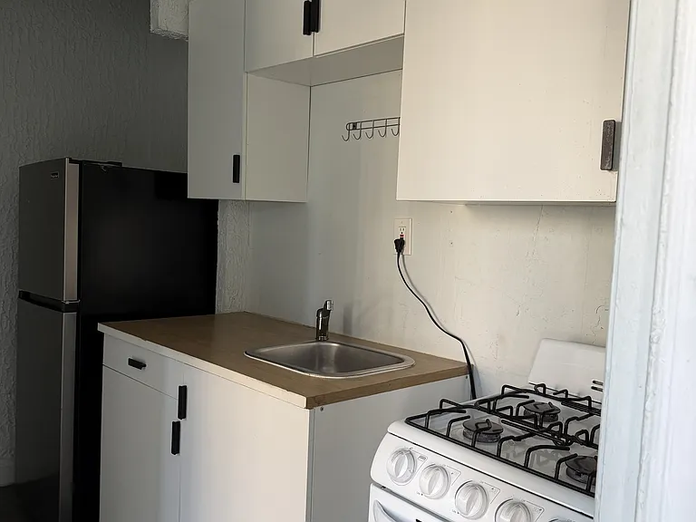 212-218 E 2nd St #1 — Photo 2