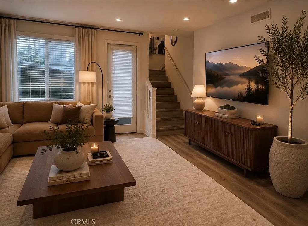 3 bed, 2.5 bath, 1617 sqft, $4,350 — Photo 2