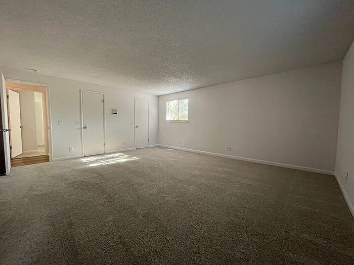 3 bed, 2.0 bath, 1800 sqft, $3,100 — Photo 2