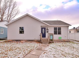 715 N 4th St, Grand Forks, ND 58203