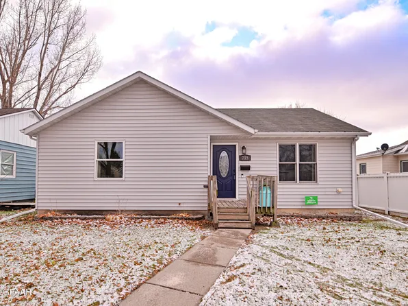 715 N 4th St, Grand Forks, ND 58203