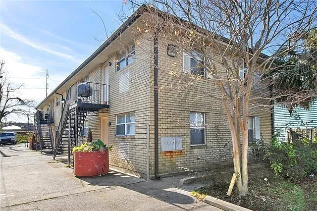 2 bed, 1.0 bath, 825 sqft, $1,200 — Photo 2