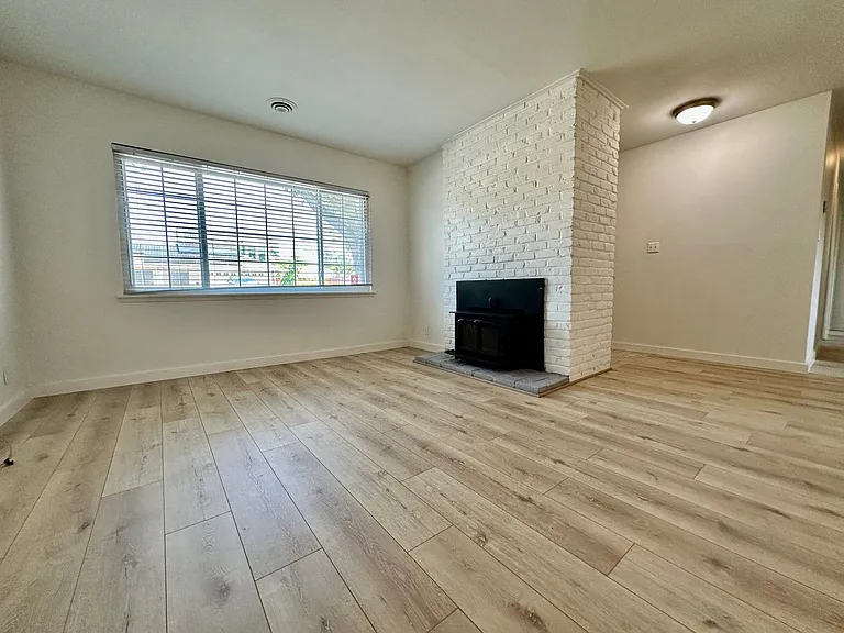 4074 Nulty Dr — Photo 2