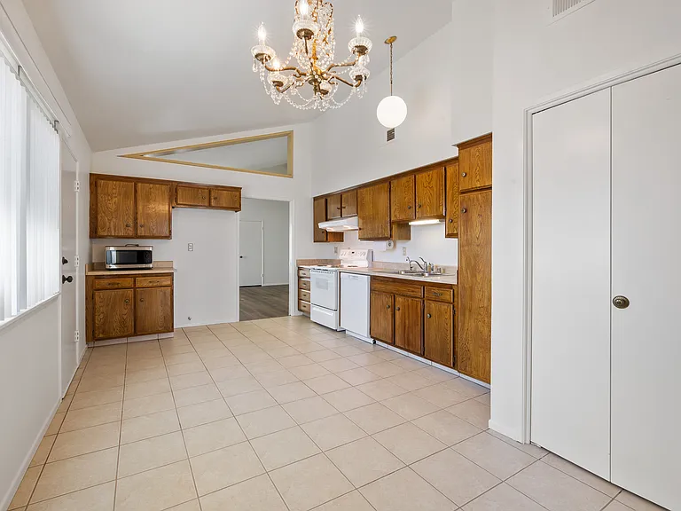 841 Landsford St — Photo 11