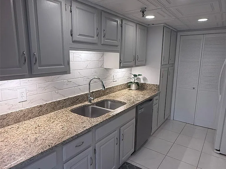 859 Jeffery St #1040 — Photo 3