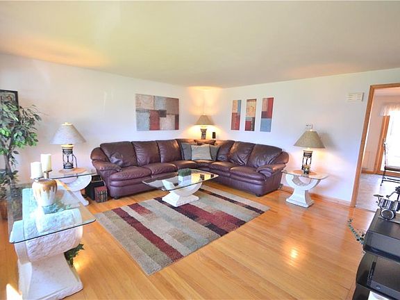 2nd image of 5844 Sutton Dr
