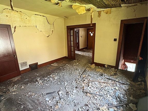 5th image of 353 McLister Ave