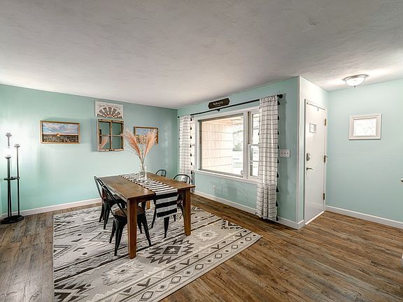 5th image of 1828 Larson St